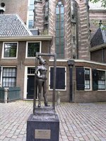 Sex_worker_statue_Oudekerksplein_Amsterdam.jpg